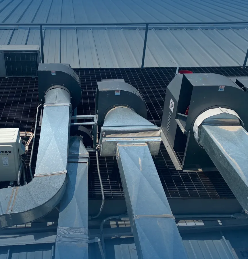 Técnico Trivendi realizando diagnóstico HVAC